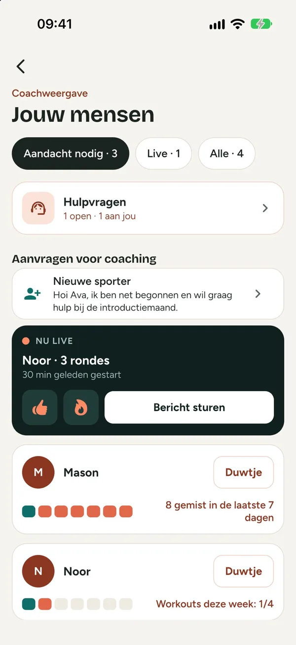 Jouw mensen: filters voor aandacht nodig, live en alle cliënten, met per cliënt de gemiste items en een knop Duwtje